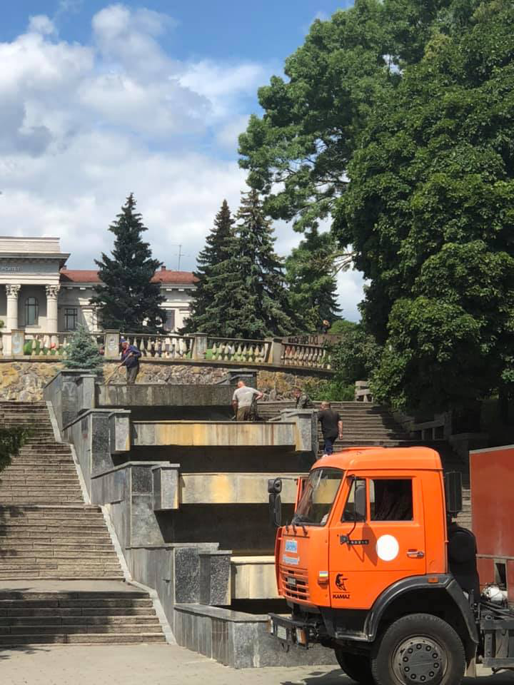У центральному парку Луцька чистять фонтани (фотофакт)