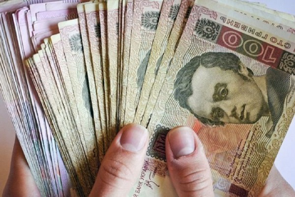 Українці відмовляються від готівки