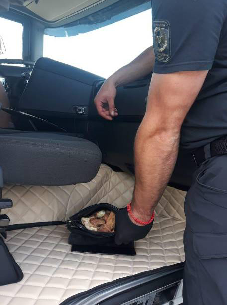 У «Ягодині» в кабіні вантажівки знайшли два кілограми бурштину (фото)