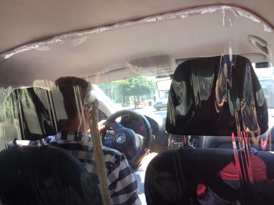 У Луцьку водій таксі «перегородив» сидіння захисною плівкою (фотофакт)