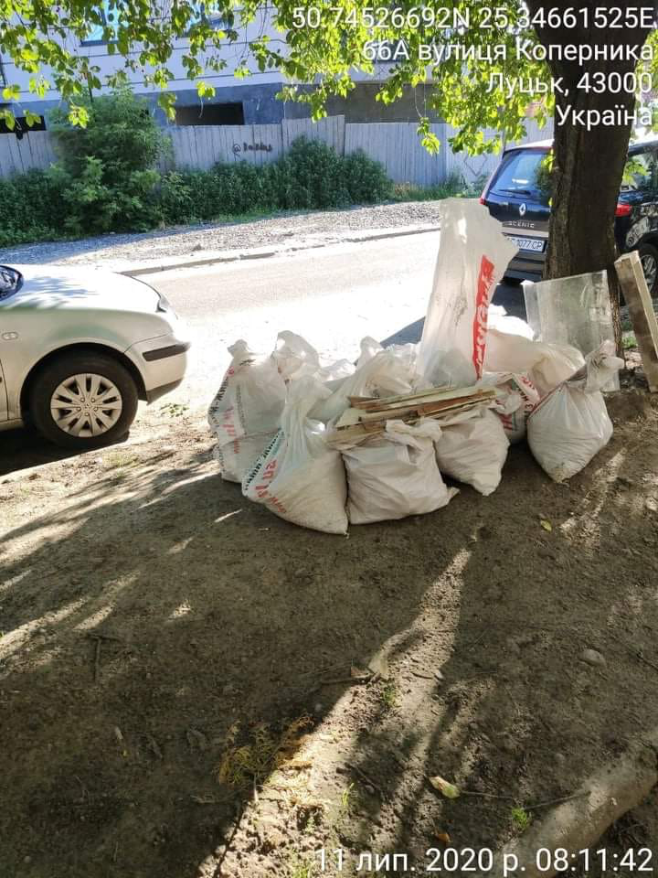 Викинула будівельне сміття на вулицю: на лучанку склали протоколи (фото)