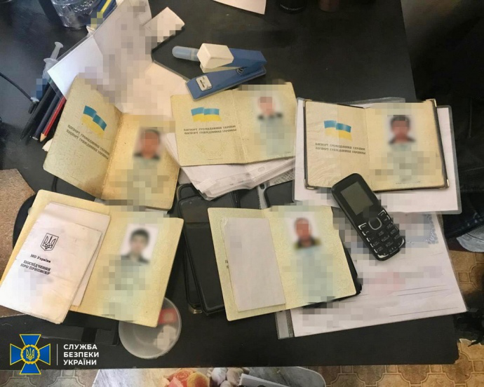 Підробка паспортів і легалізація іноземців: СБУ викрила злочинну групу