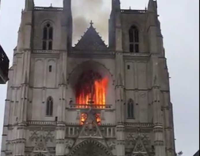 Вслід за Нотр-Дамом: у Франції горить один з найбільших соборів країни (відео)