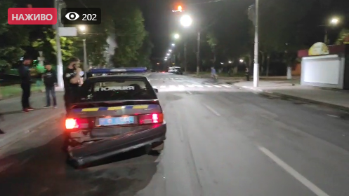 У Нововолинську легковик протаранив поліцейське авто і втік, але згубив номер (фото, відео)