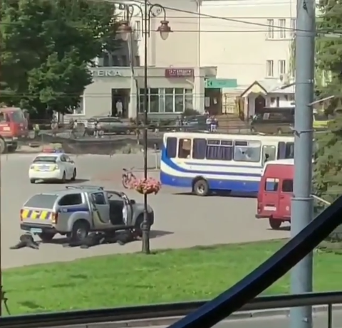 Що вимагає терорист, який захопив заручників у Луцьку (відео)