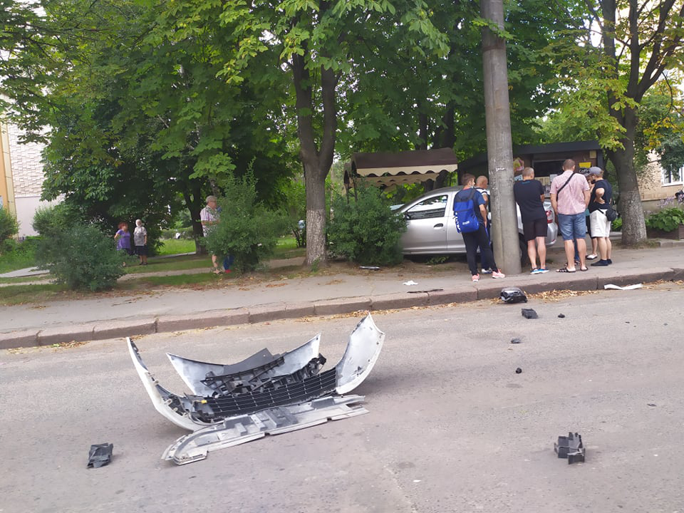 На Відродження у Луцьку – аварія: авто вилетіло на тротуар (оновлено)