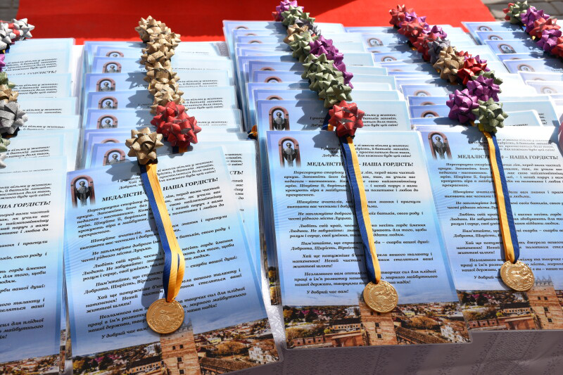 Випускникам луцьких шкіл вручили золоті та срібні медалі (фото)