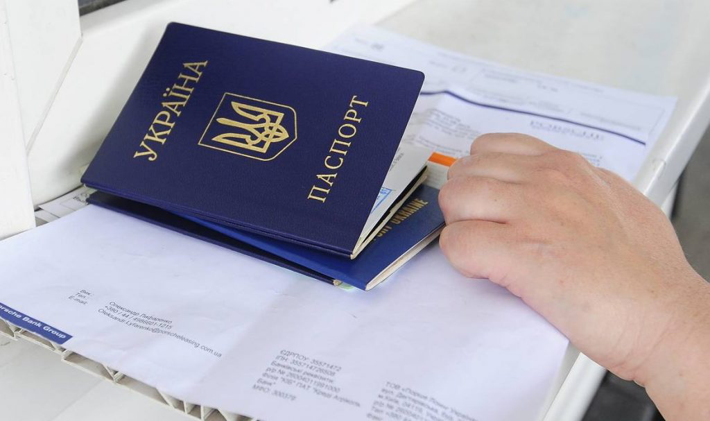 Українцям разом із паспортом хочуть видавати офіційний e-mail