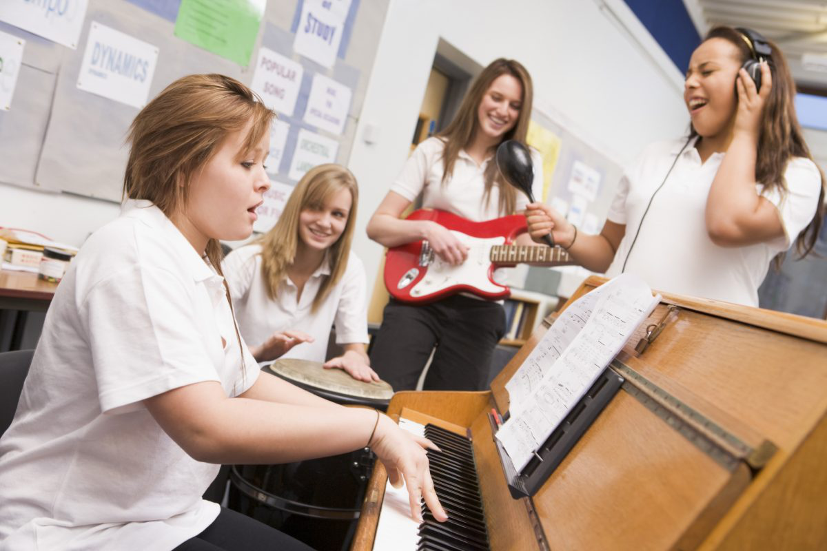 Шкільні уроки музики осучаснять: обличчям проєкту став MONATIK