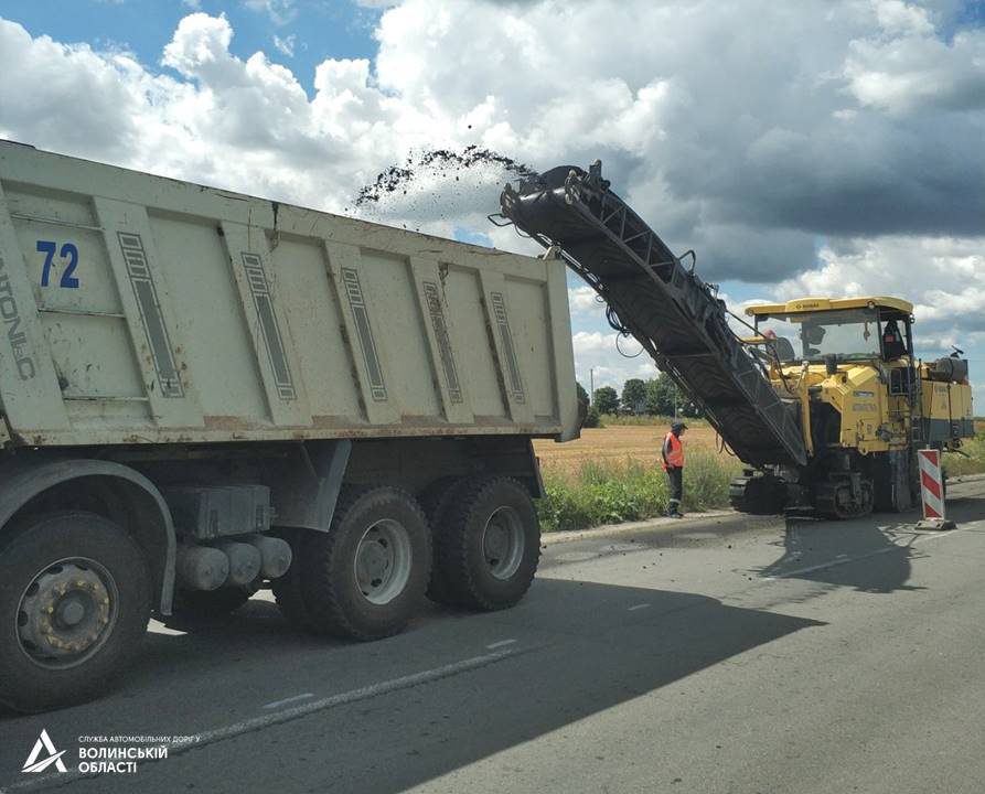 На об’їзді Володимира ремонтують дорогу: рух обмежений (фото)