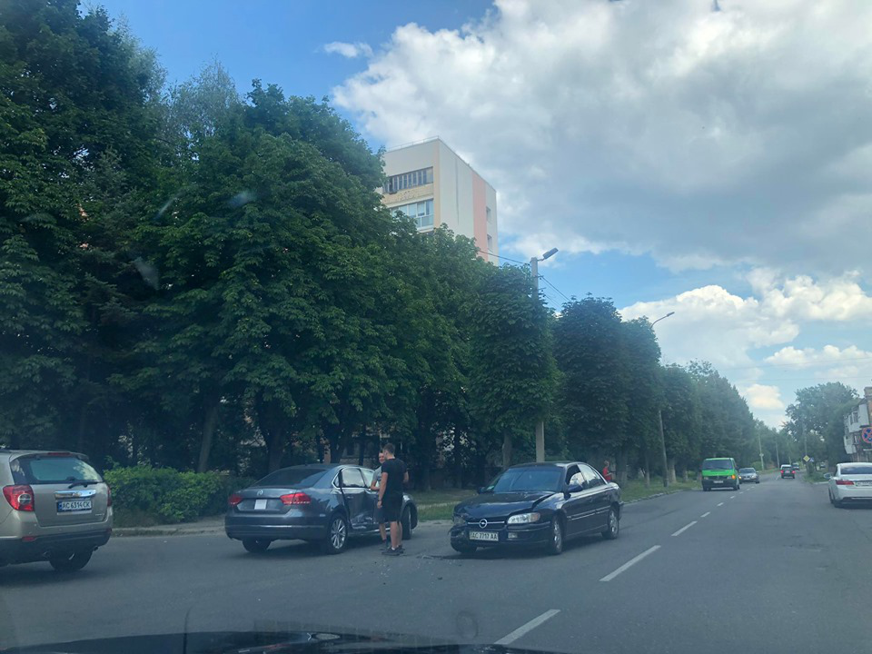 У Луцьку – аварія: вдарилися два автомобілі (фото)