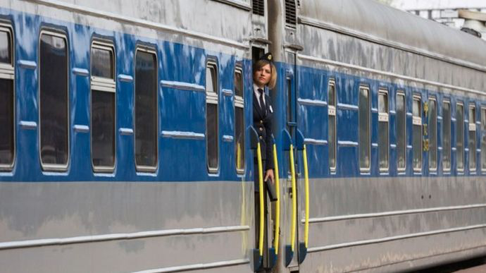 Укрзалізниця відновила зупинку поїздів у Луцьку