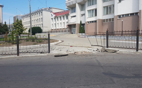 У Луцьку біля філологічного факультету СНУ авто виламало ворота (фотофакт)