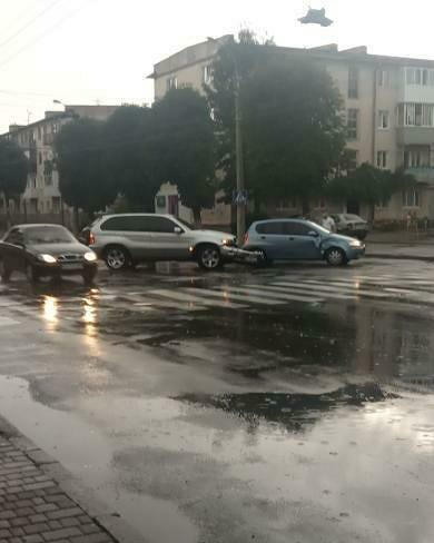 ДТП на Грушевського: в одному з автомобілів була 1,5-річна дитина (відео)