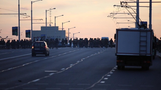 Стрілянина гумовими кулями і вибухи: на протестах у Мінську знову є поранені (відео)