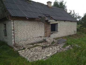 Вирвала з даху шифер: на Любешівщині кульова блискавка пошкодила будинок