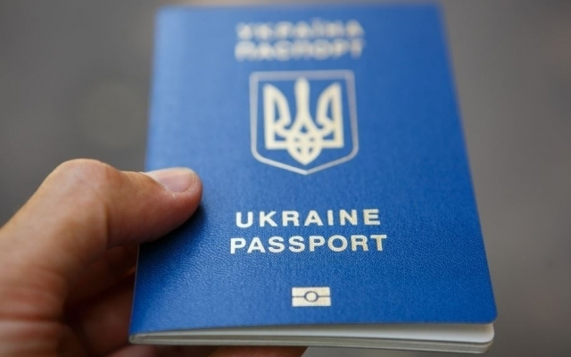 В Україні планують замінити паперові паспорти на пластикові