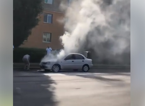У Ковелі посеред вулиці загорілося авто (відео)