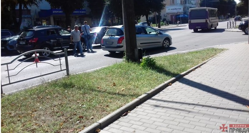 ДТП у Луцьку: на Перемоги не розминулися дві автівки