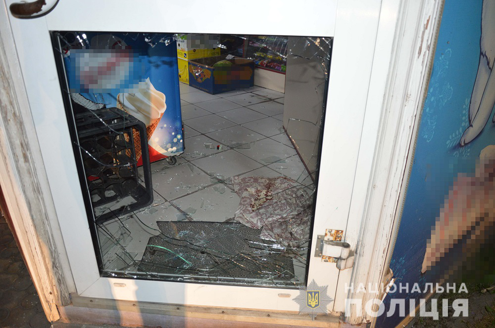 Розбив вікно магазину і на місці випив крадене: у Володимирі затримали злодія