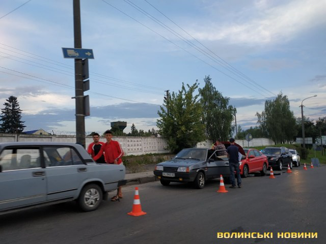 На Дубнівській у Луцьку – ДТП: зіткнулися чотири машини (фото)
