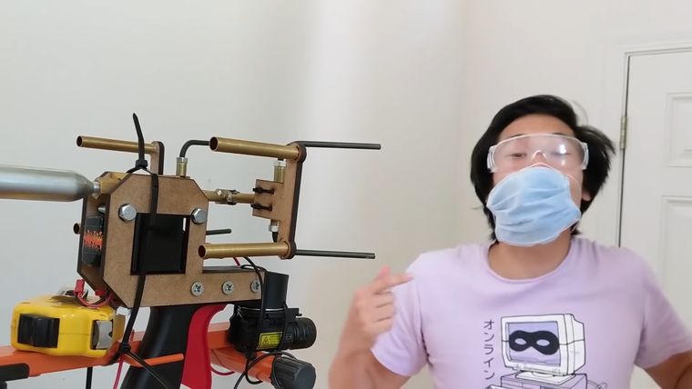 Блогер із США створив пістолет, який стріляє масками на обличчя