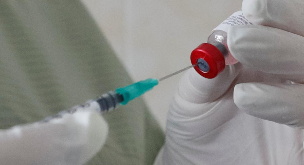 На білорусах хочуть випробувати сумнівну російську вакцину