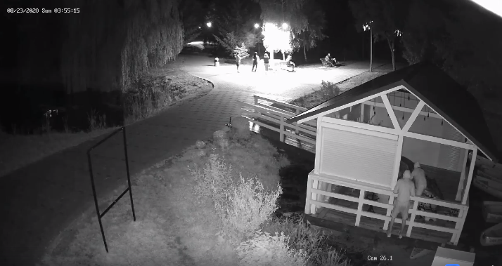 З луцького парку вкрали крісла-мішки: камери зафіксували злодіїв (відео)