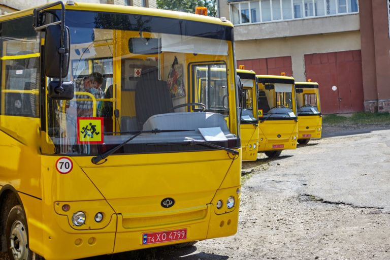 З Луцька у Тернопіль передали 11 шкільних автобусів (фото)