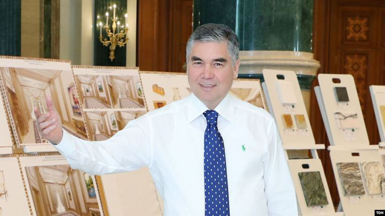 У Туркменістані жителів змушують купувати фото президента разом із продуктами
