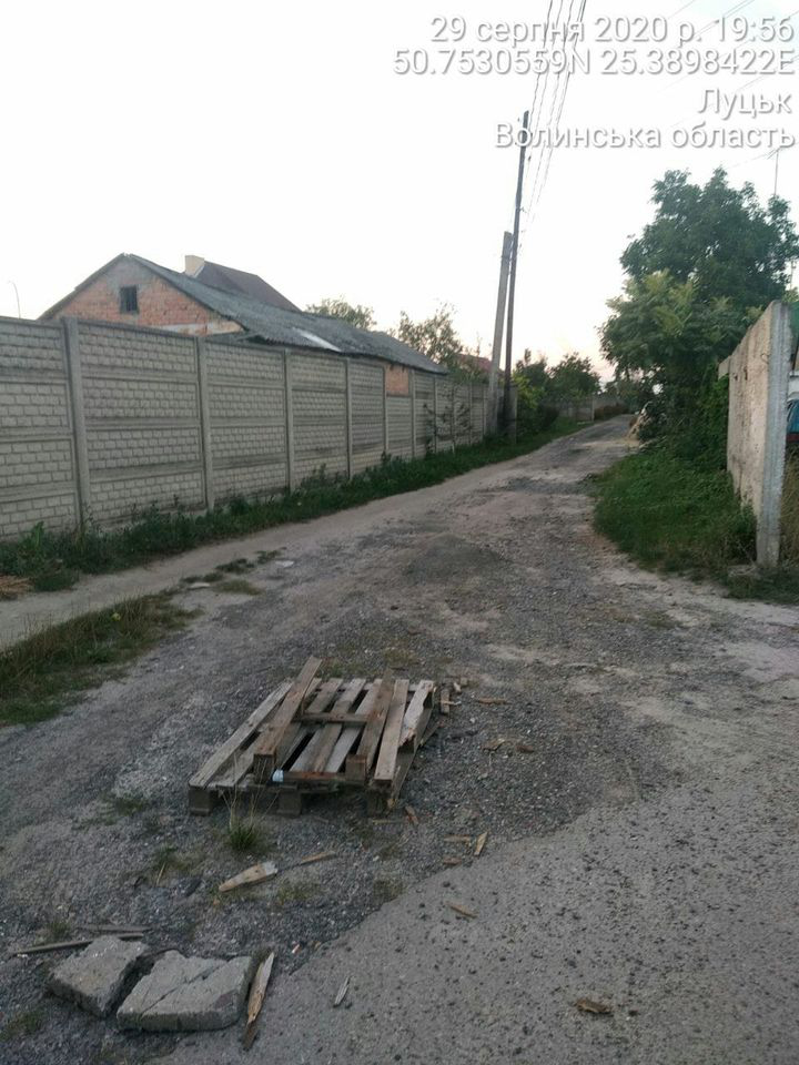 У Луцьку посеред вулиці був відкритий водопровідний колодязь (фото)