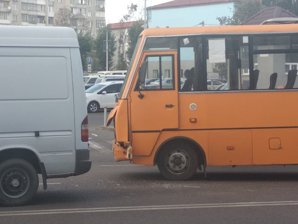 У Луцьку біля «Променя» – аварія за участю маршрутки (фото, оновлено)
