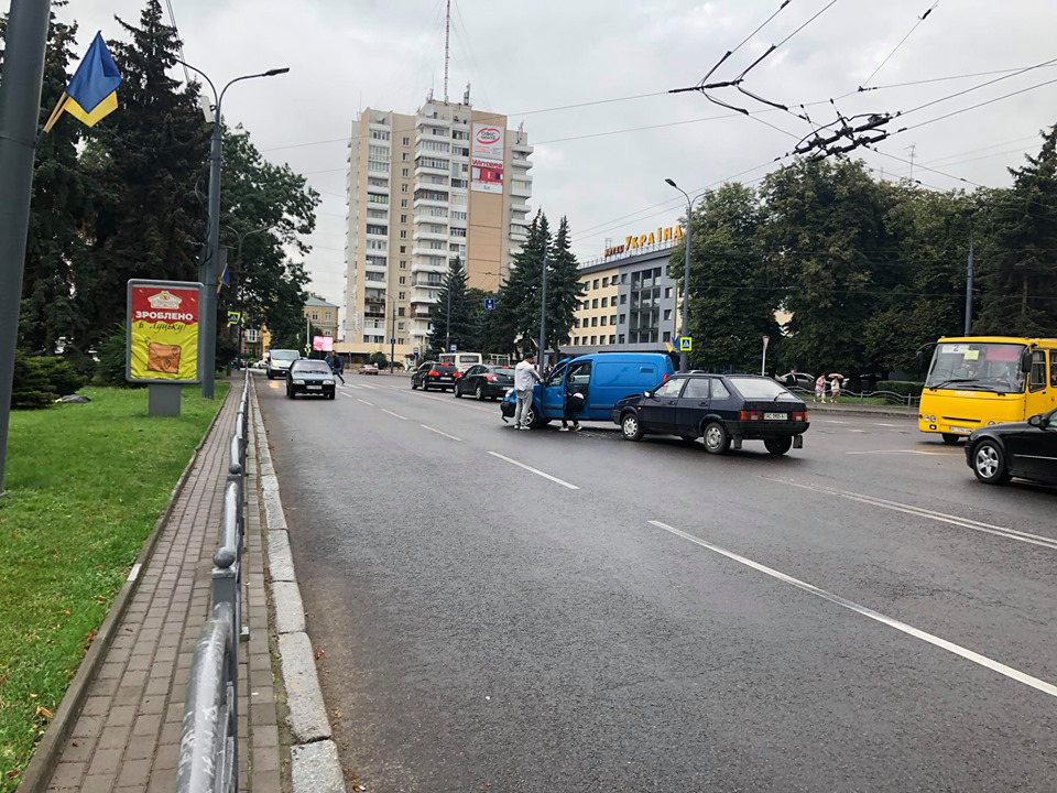 У центрі Луцька – аварія: зіткнулися дві автівки (фото)