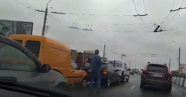 У Луцьку на шляхопроводі біля «Там Таму» – масштабна аварія (фото, відео)