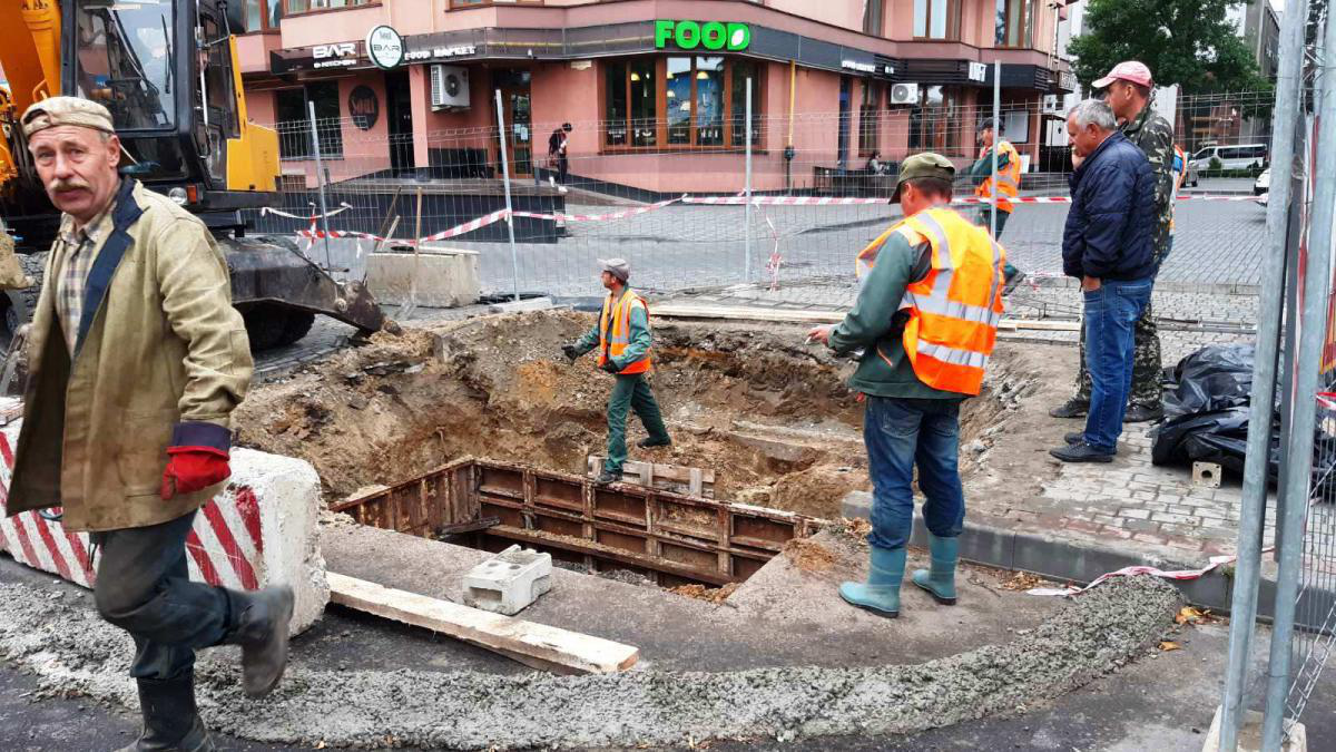 На Огієнка-Шопена обвалилася каналізаційна труба: роботи триватимуть кілька днів
