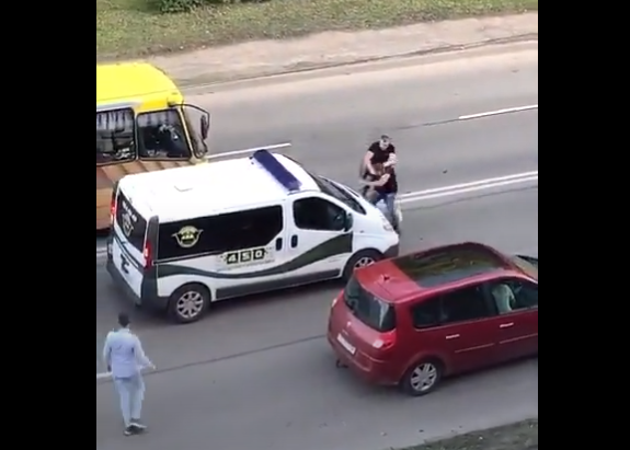 З'явилося відео, як у Луцьку троє чоловіків побили «маршрутчика»