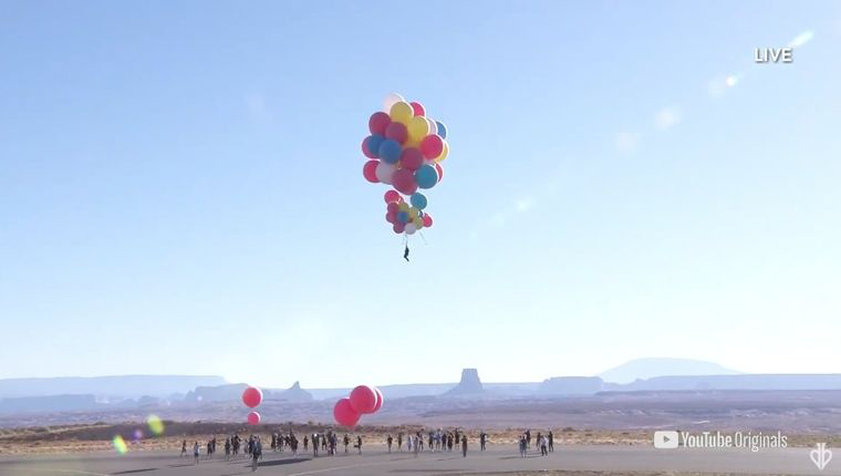 Американський ілюзіоніст піднявся на 7 кілометрів у небо на повітряних кульках
