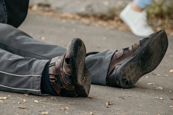 Переходив дорогу і впав: у Луцьку на вулиці помер чоловік