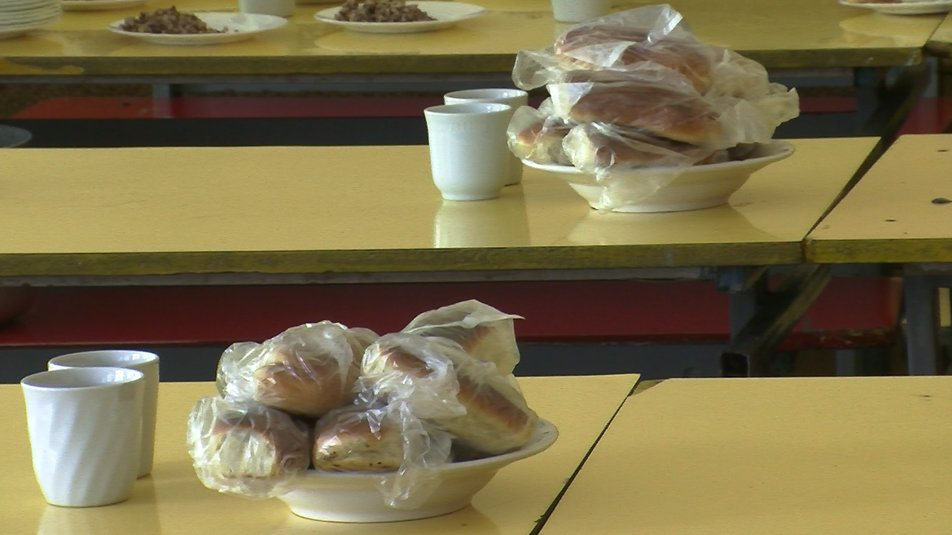 Булочки в пакеті: як в умовах карантину працюють шкільні їдальні в Луцьку (відео)