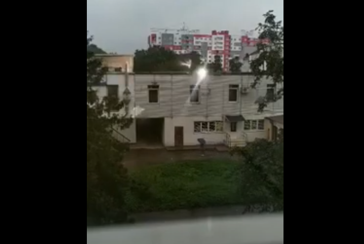 У Луцьку будівля під загрозою пожежі: на даху – електричні «фейєрверки» (відео)