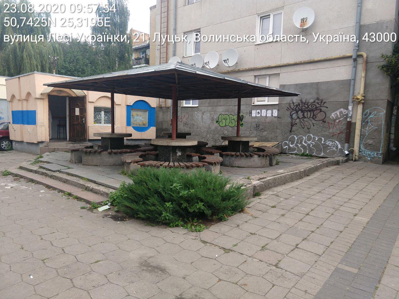 У центрі Луцька демонтують майданчик, де збиралися п'яниці (фото)