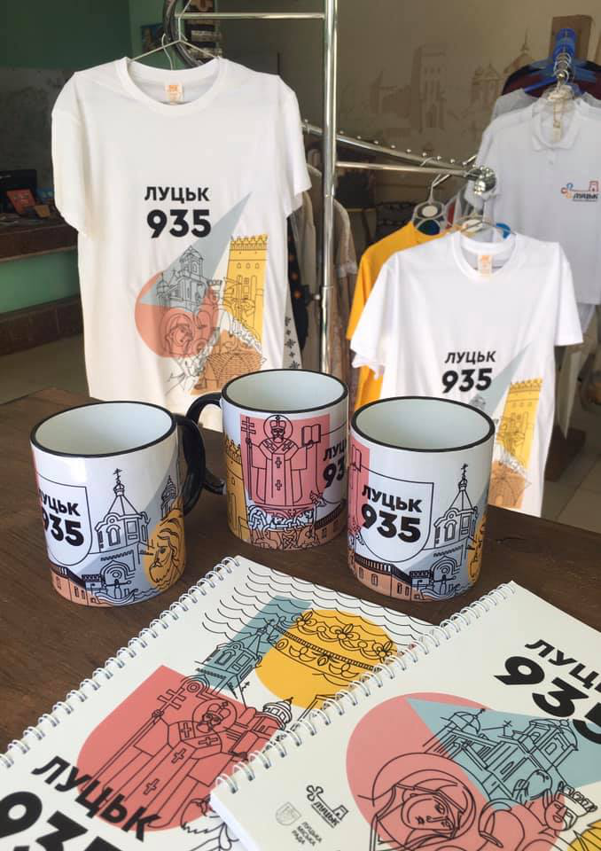 До Дня міста Луцька виготовили унікальні блокноти, чашки і футболки (фото)