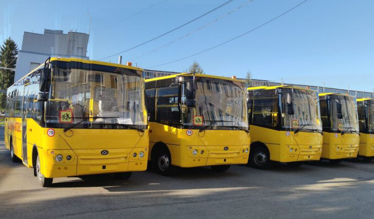 Рівненські учні їздитимуть до школи новими автобусами (фото)