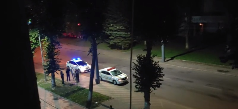 На проспекті Волі в Луцьку п'яний чоловік бив вітрини магазину (відео)