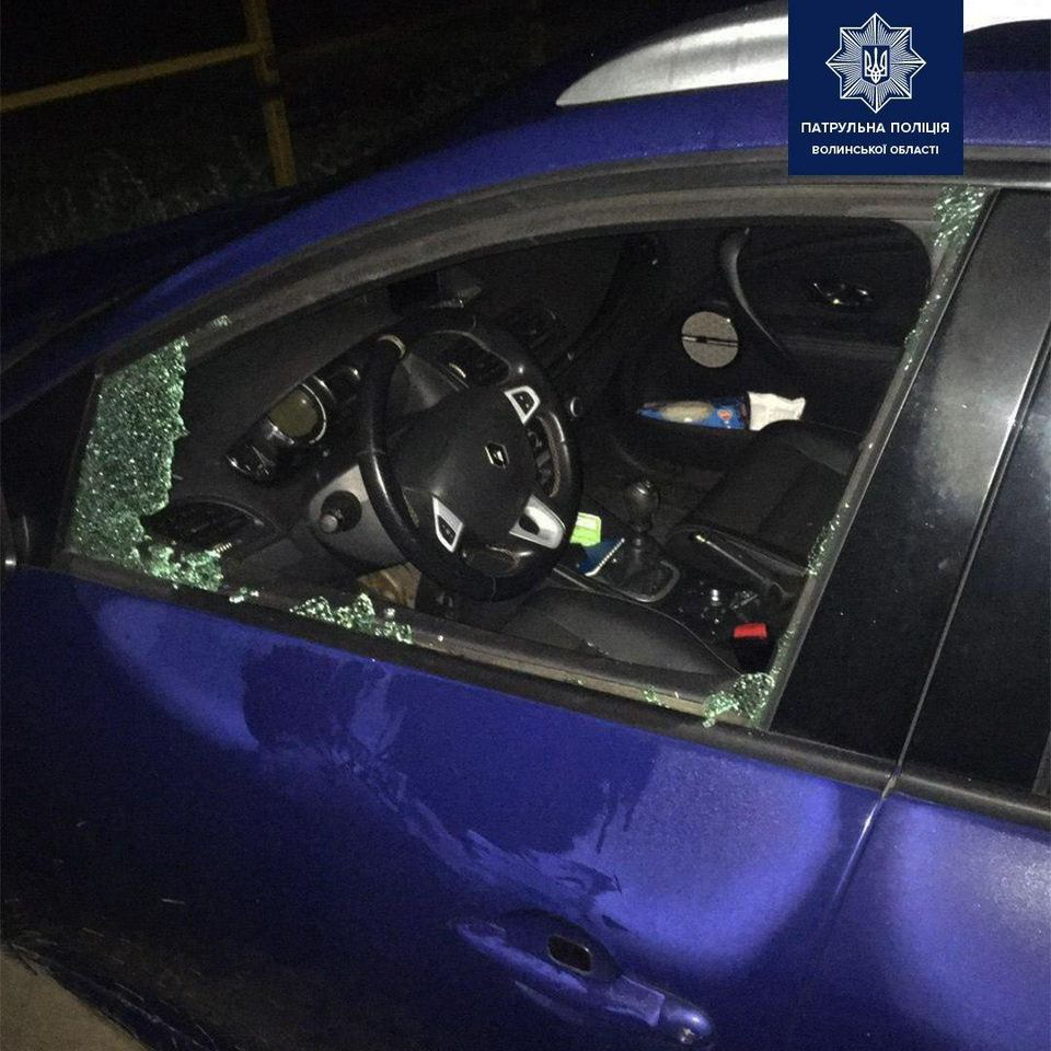 Вночі в Луцьку чоловік розбив вікно в автомобілі, але його «затримали» свідки
