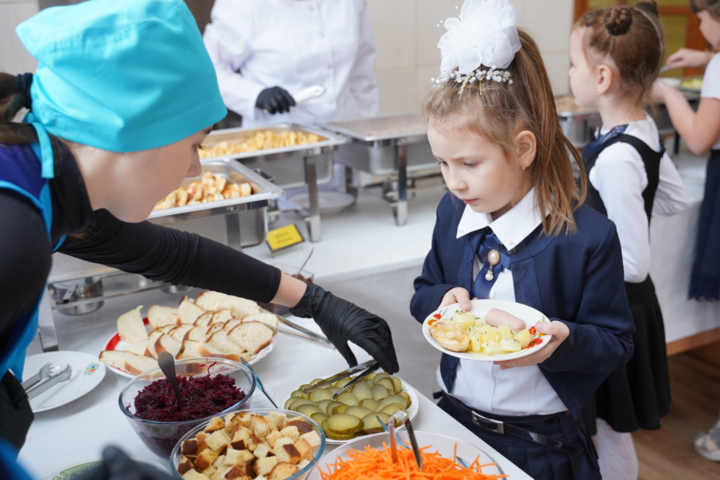 Як мають організувати харчування у школах в умовах карантину