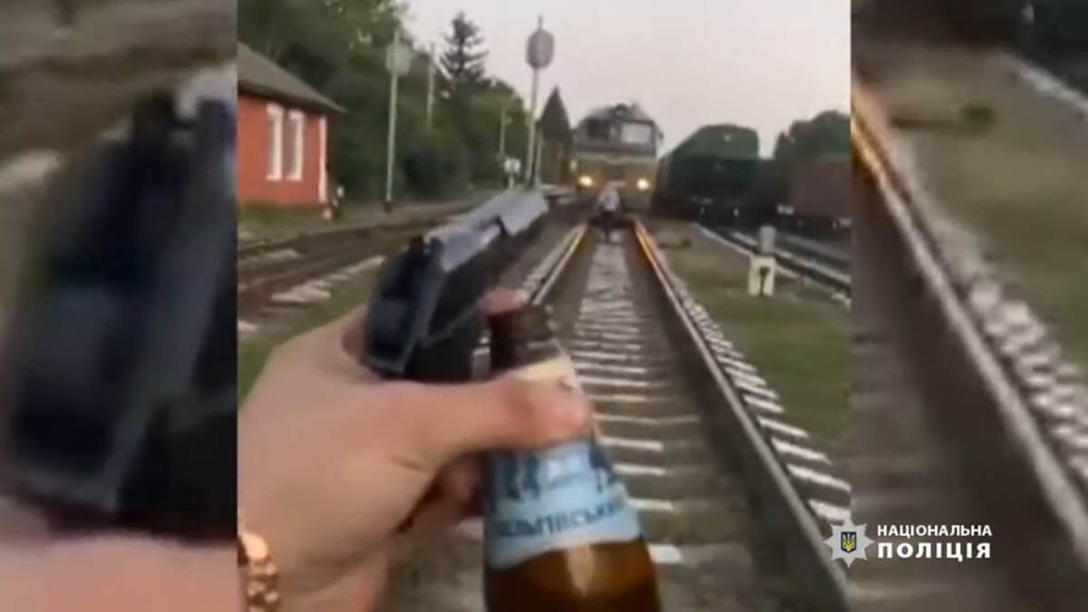 «Для контенту» в Instagram: на Вінничині п'яні молодики обстріляли потяг