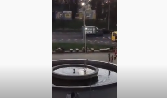 В центрі Луцька чоловік купався голяка у фонтані (відео 18+)