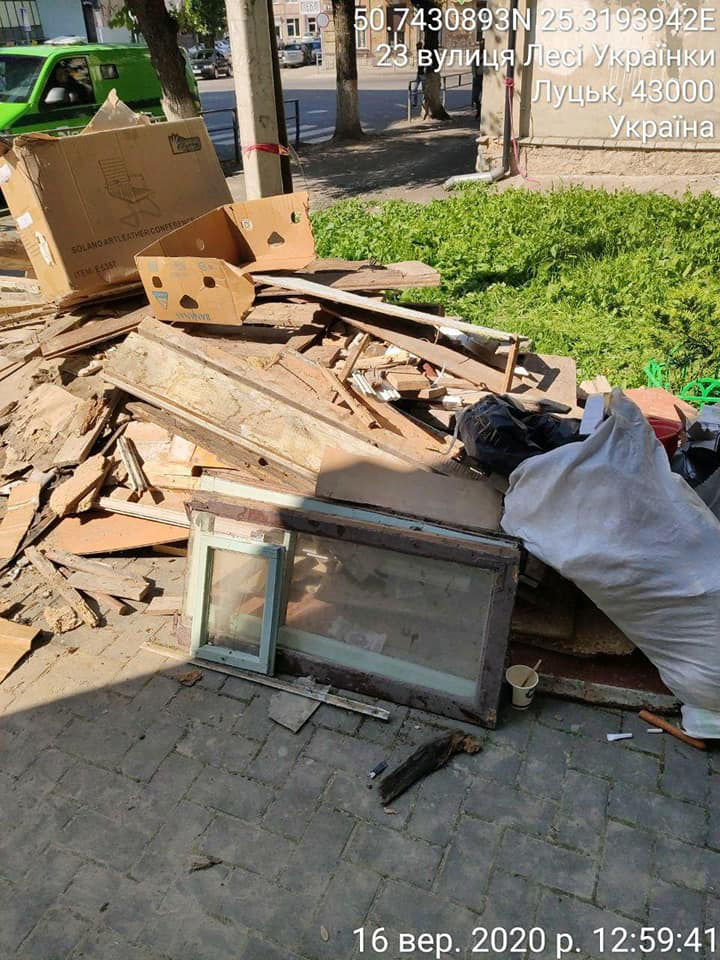 Переобладнали квартиру і закидали сміттям тротуар: у Луцьку покарали порушників