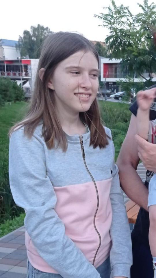 Вийшла з школи і зникла: в Луцьку розшукують школярку (фото)